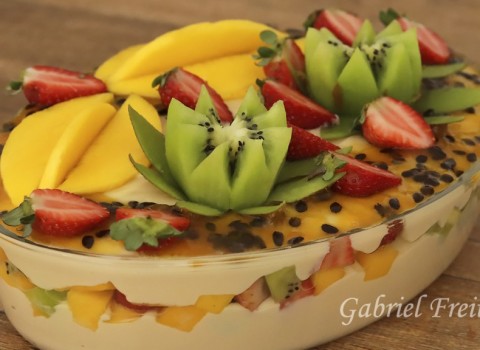 Sobremesa gelada com frutas